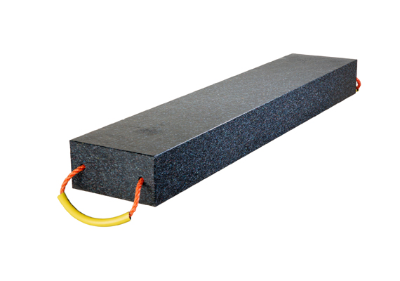 - disponibil ca standard, cu greutate redusă și cu suprafata anti-alunecare <br> - bloc stabilizator pentru susținerea macaralelor <br> - rezistență la temperaturi de la -80°C până la +80°C
                                <br> - fără absorbție de apă <br> - culori: negru si multicolor <Br> - material 100% reciclat <br> - dimensiuni speciale la cerere