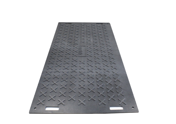 Placă de drum robustă și indestructibilă, cu structură unilaterală din plastic reciclat. Durată lungă de viață, dimensiune individuală, instalare rapidă și ușoară. Disponibil ca set.
                                                                                                <br> - structura unilaterală <br> - sarcina pana la 150 de tone <br> - rezistenta la temperaturi de la -80C pana la +80C <br> - fara absorbtie de apa <br> - dimensiuni speciale la cerere